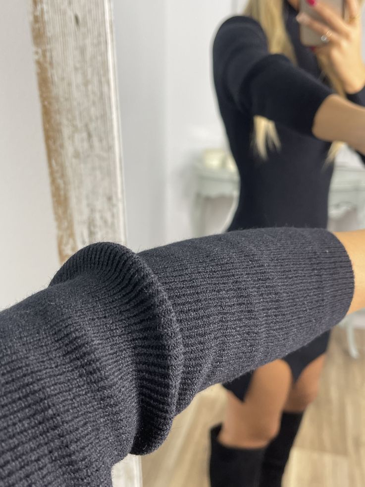 Vestido Ingrid negro abertura