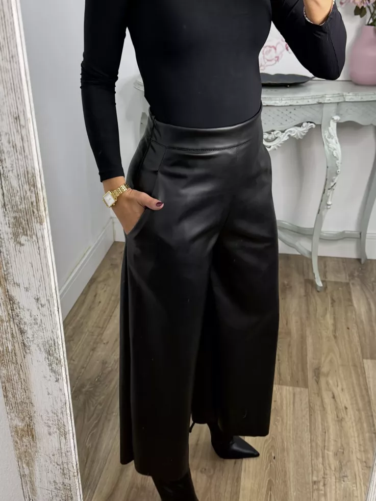 Pantalón culotte polipiel negro