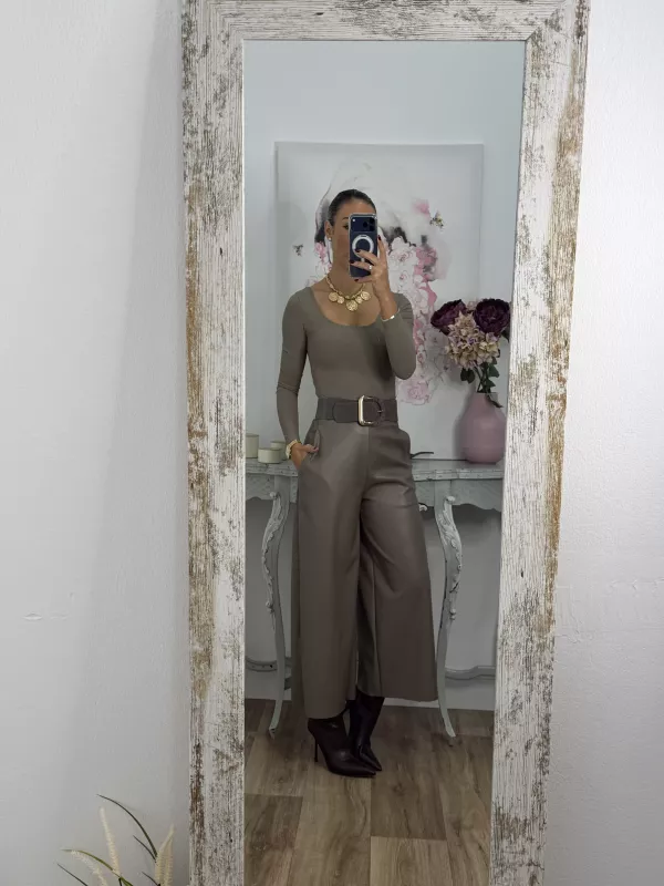 Pantalón culotte polipiel taupe