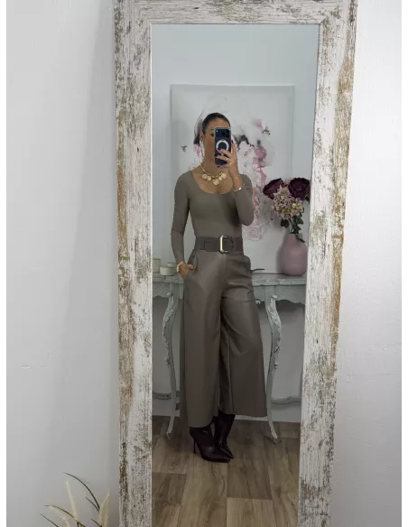 Pantalón culotte polipiel taupe