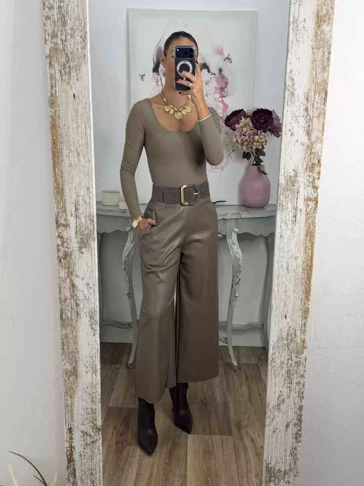 Pantalón culotte polipiel taupe