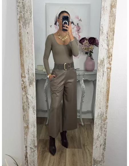 Pantalón culotte polipiel taupe