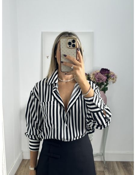 Camisa rayas blanca y negra con bolsillo
