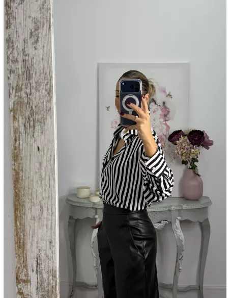 Camisa rayas blanca y negra con bolsillo