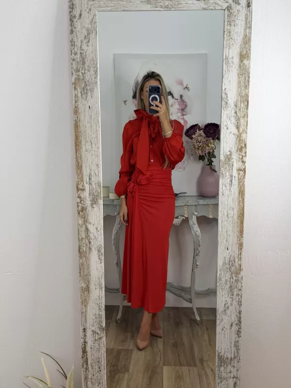 Falda con flores roja