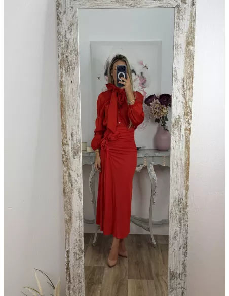 Falda con flores roja