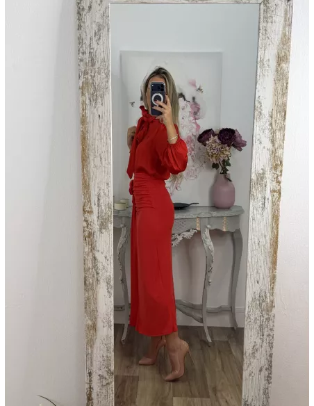 Falda con flores roja