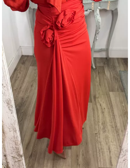 Falda con flores roja