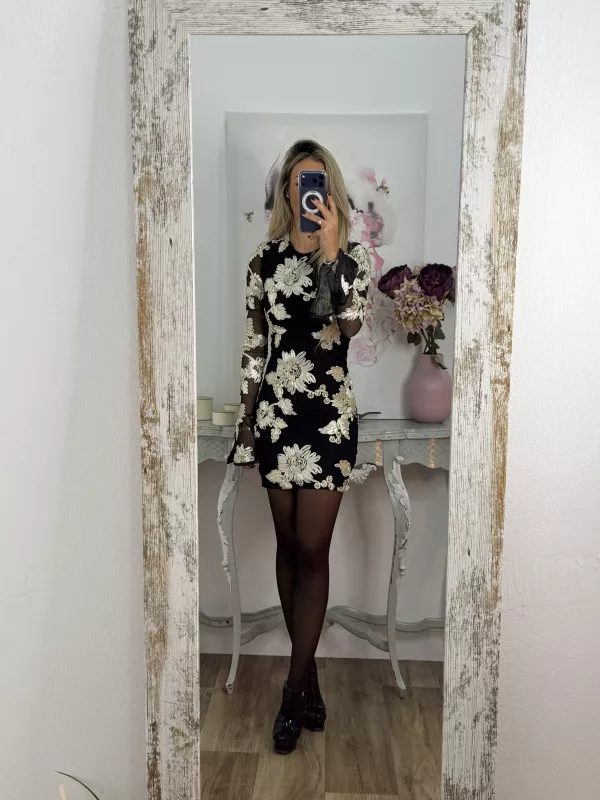 Vestido negro con flores beige relieve