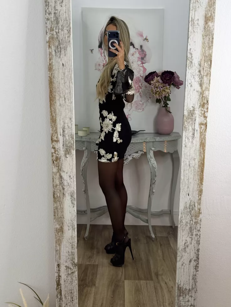 Vestido negro con flores beige relieve