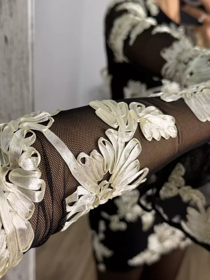 Vestido negro con flores beige relieve