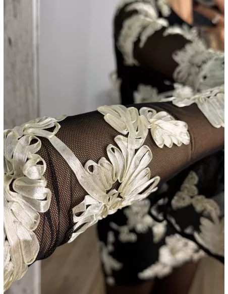 Vestido negro con flores beige relieve