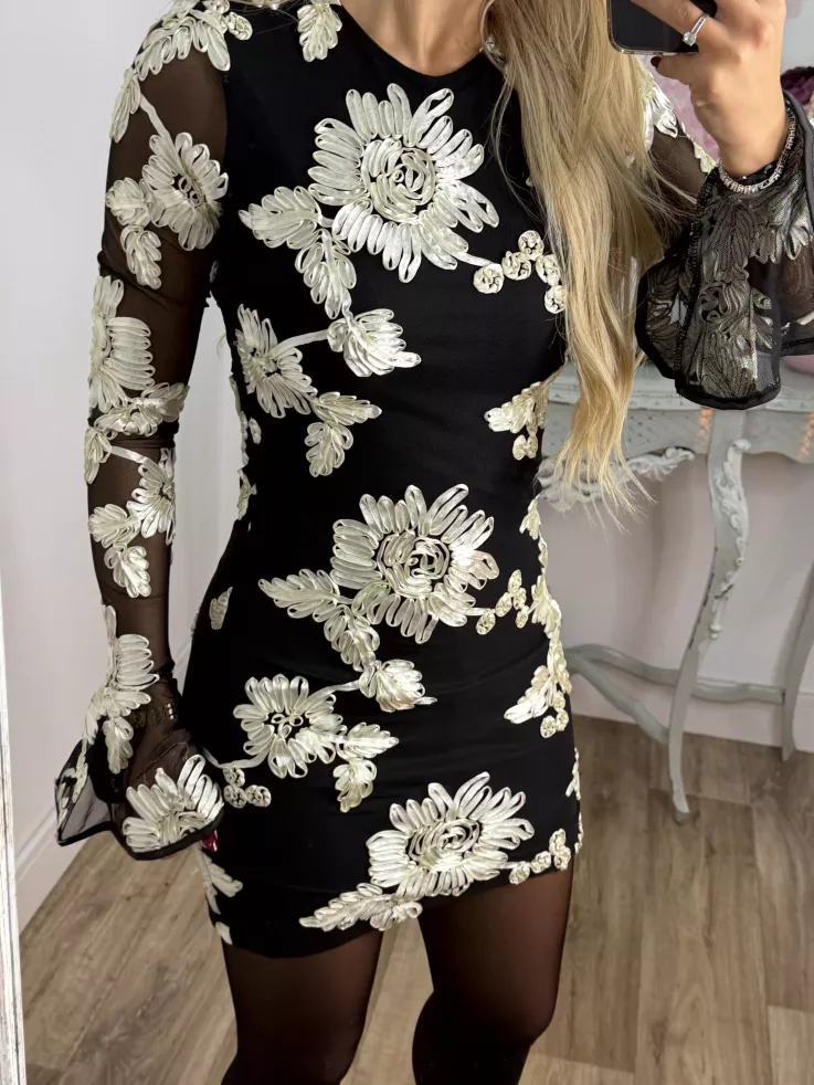 Vestido negro con flores beige relieve
