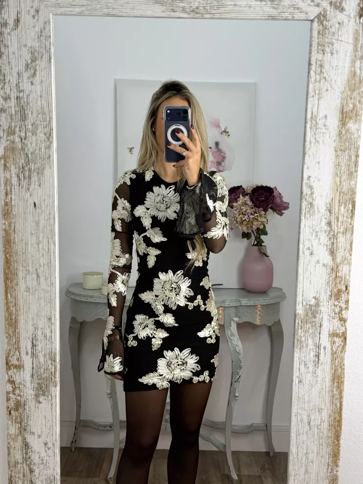 Vestido negro con flores beige relieve