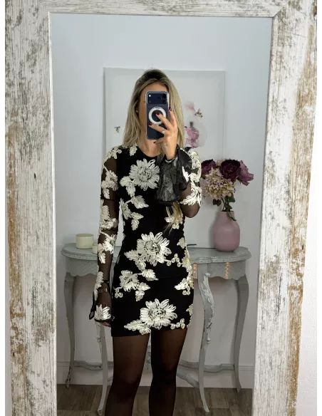 Vestido negro con flores beige relieve