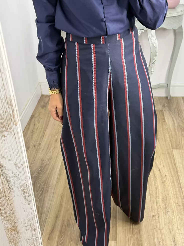 Pantalón azul marino con rayas