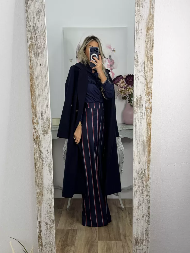 Pantalón azul marino con rayas