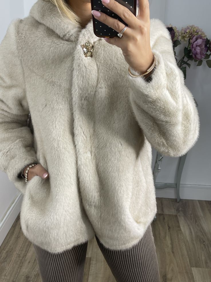 Abrigo beige de pelo con capucha