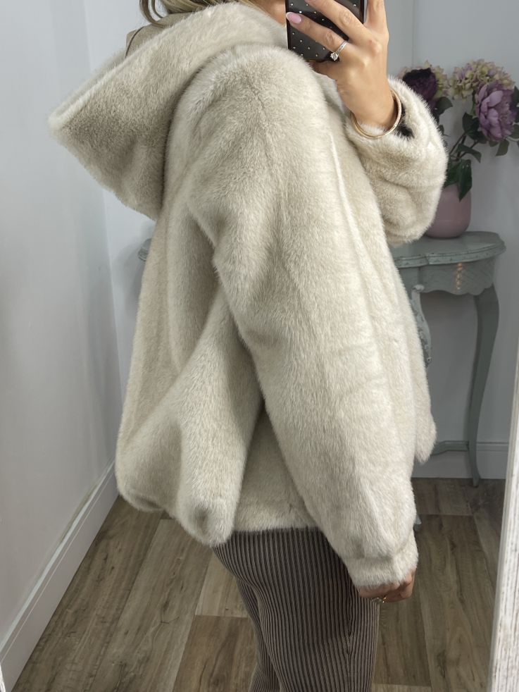 Abrigo beige de pelo con capucha