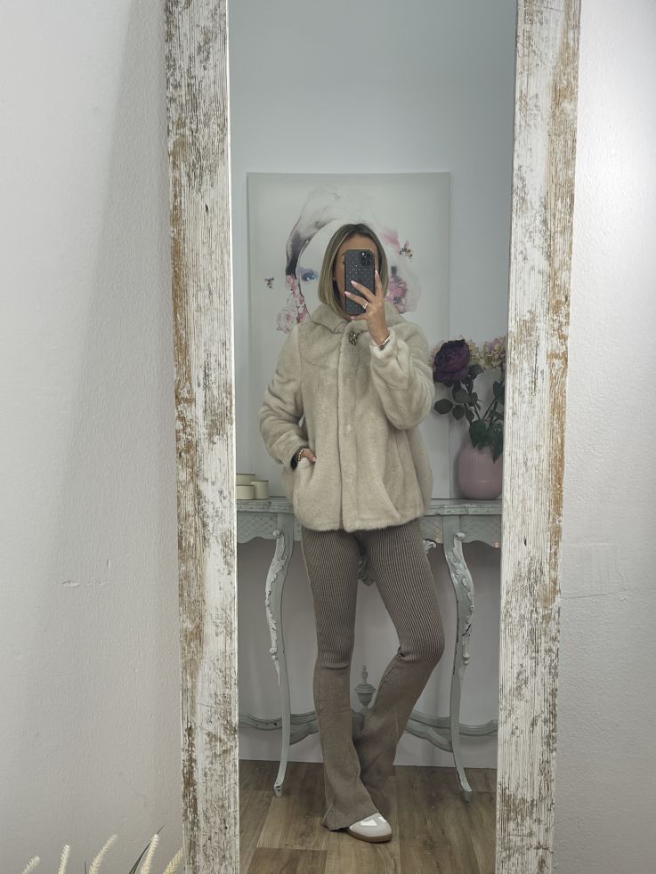 Abrigo beige de pelo con capucha