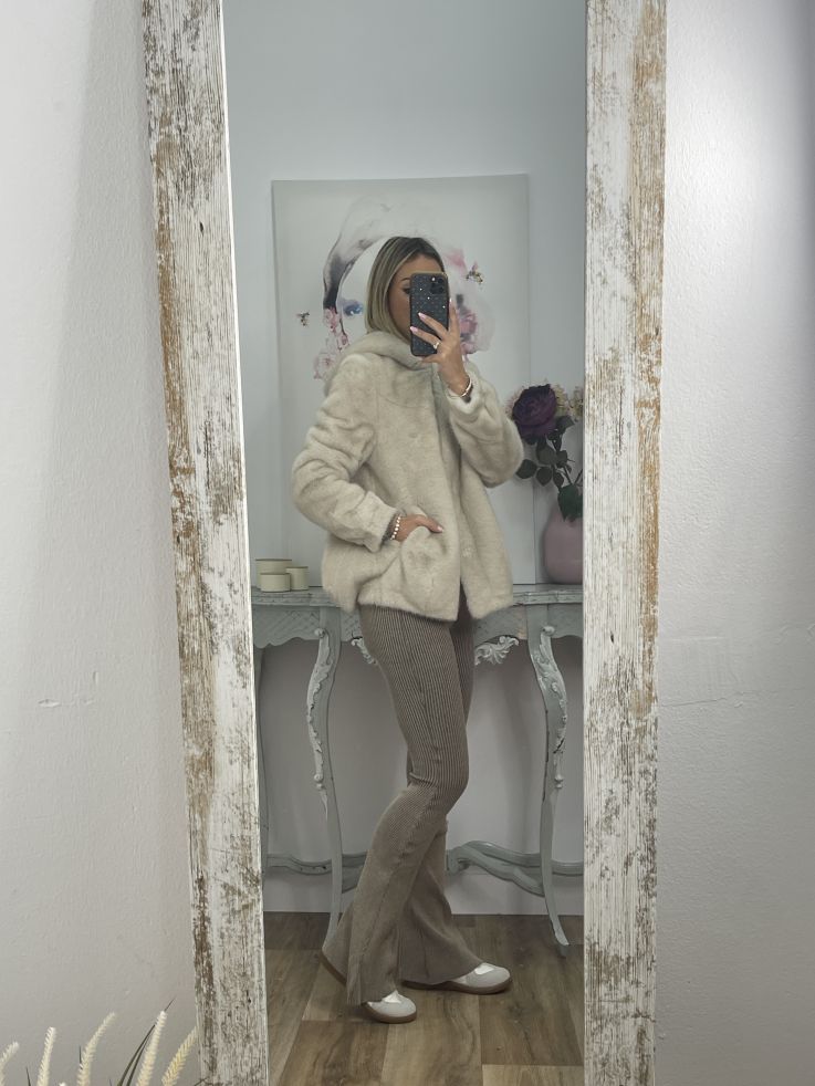 Abrigo beige de pelo con capucha