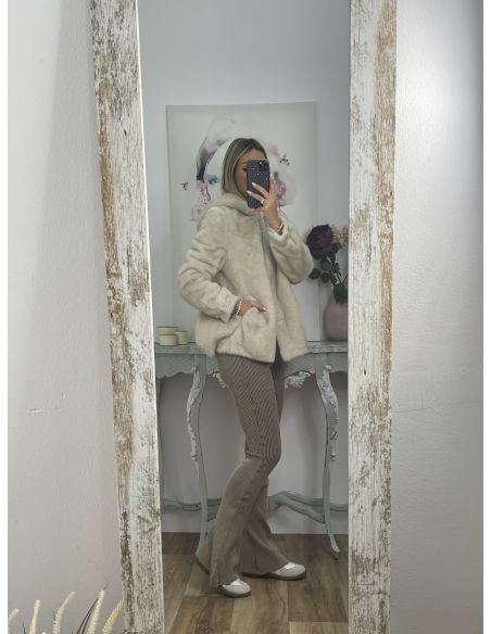 Abrigo beige de pelo con capucha