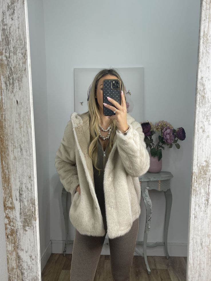 Abrigo beige de pelo con capucha