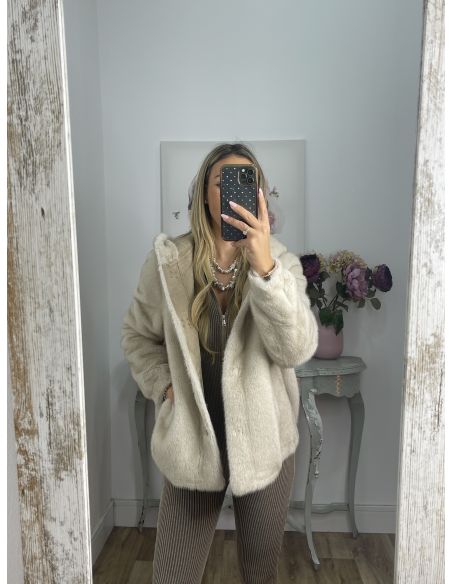Abrigo beige de pelo con capucha