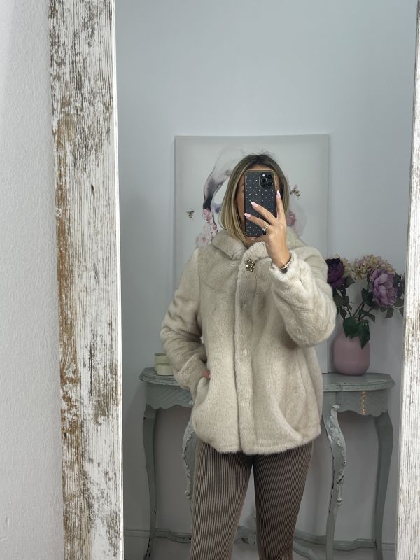 Abrigo beige de pelo con capucha