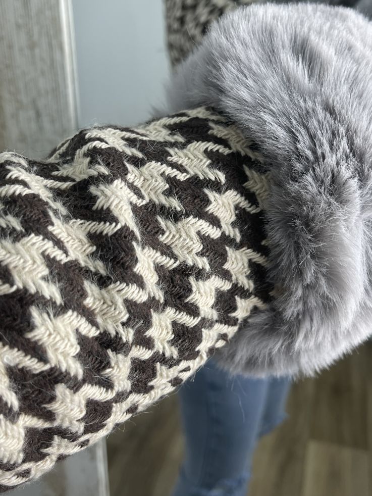 Abrigo pata de gallo marrón con pelo gris