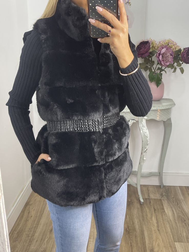 Chaleco negro con frunce en la cintura