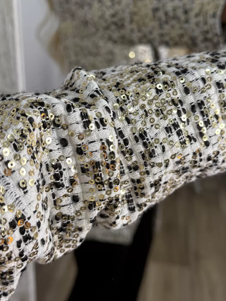 Chaqueta con lentejuelas doradas y negra