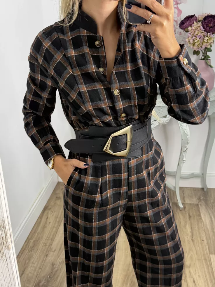 Mono de cuadros negro con línea en teja