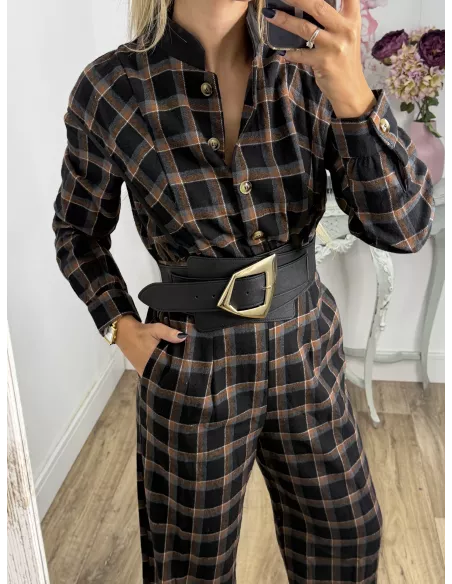 Mono de cuadros negro con línea en teja