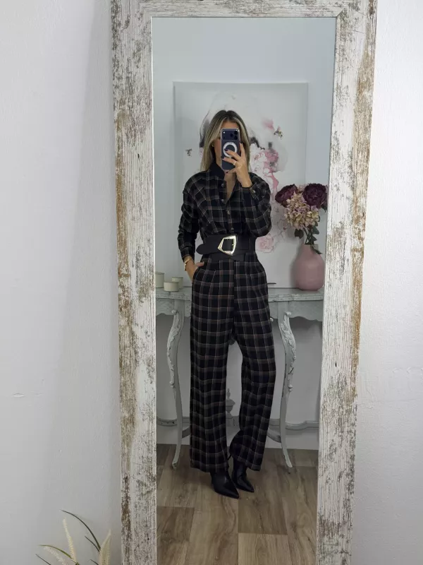 Mono de cuadros negro con línea en teja