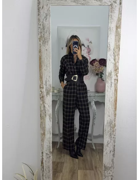 Mono de cuadros negro con línea en teja