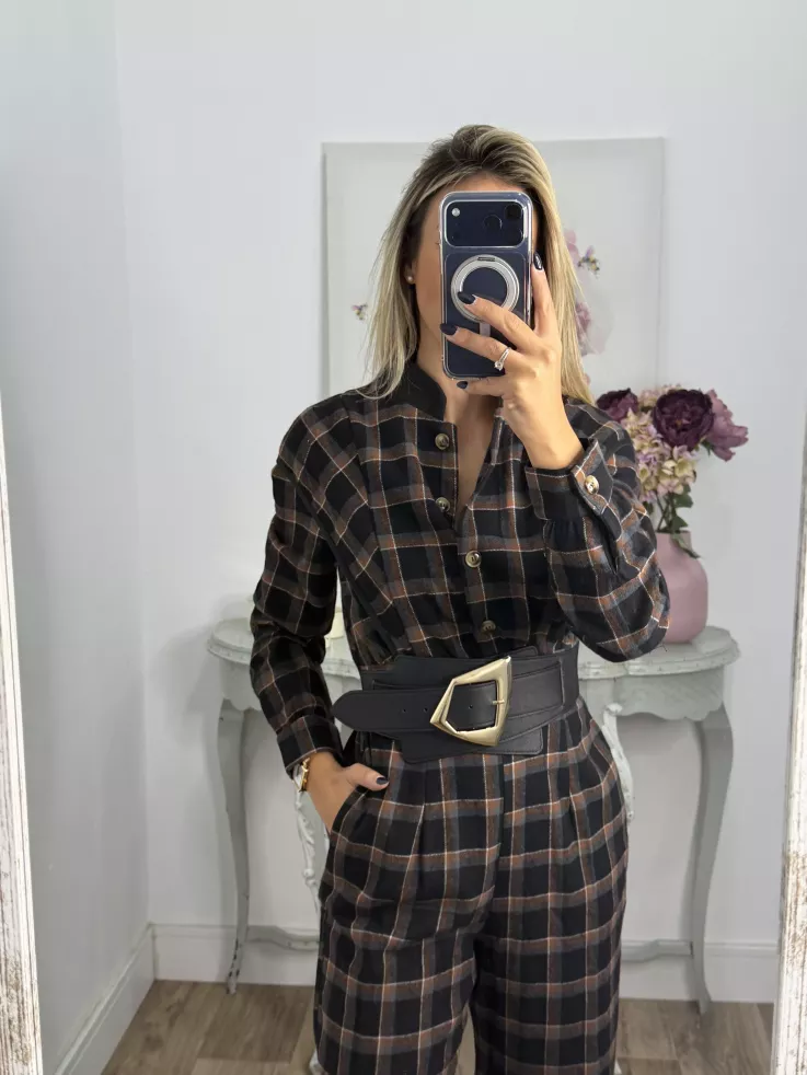 Mono de cuadros negro con línea en teja