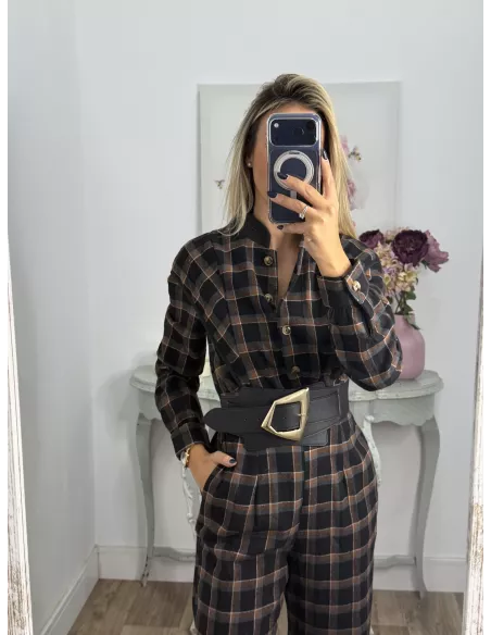 Mono de cuadros negro con línea en teja