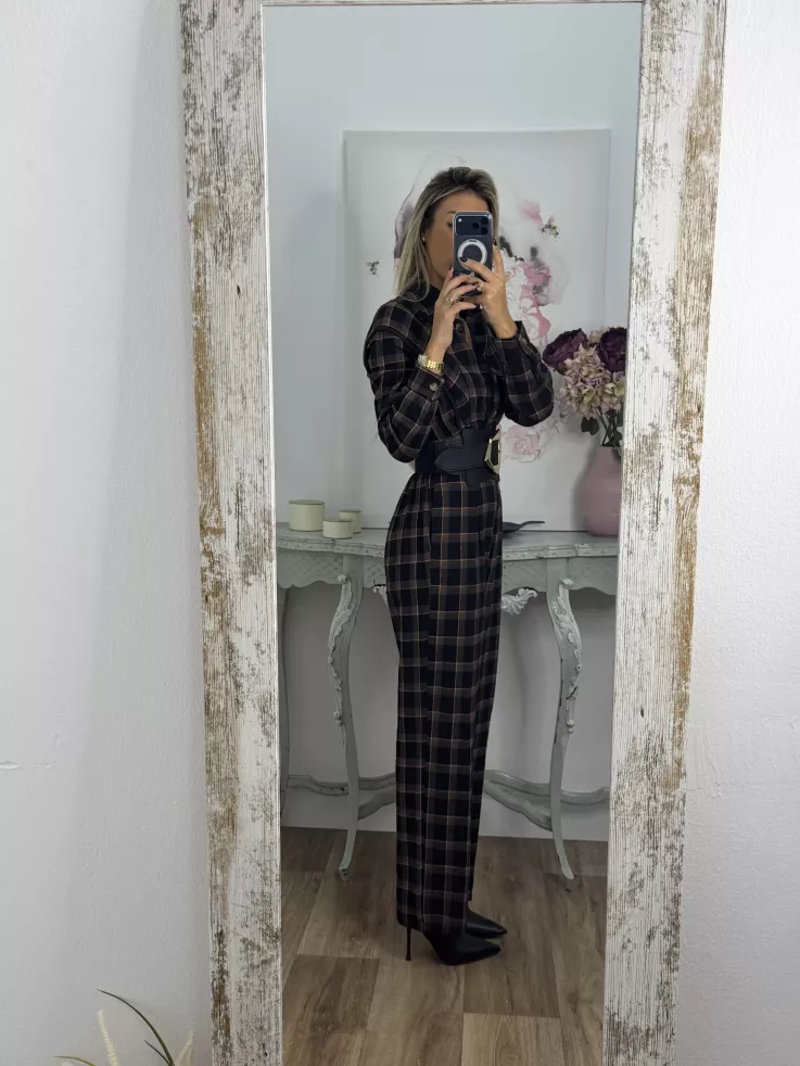 Mono de cuadros negro con línea en teja