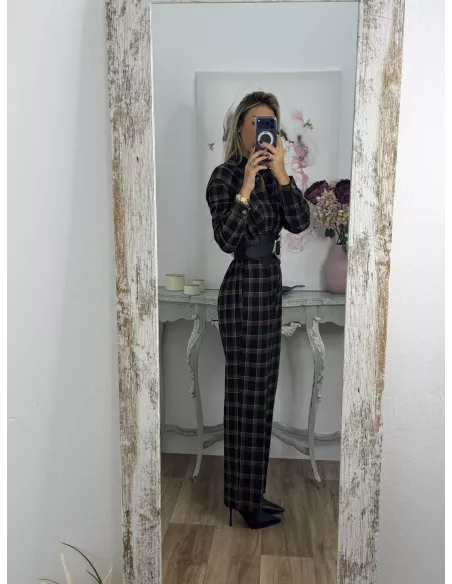 Mono de cuadros negro con línea en teja