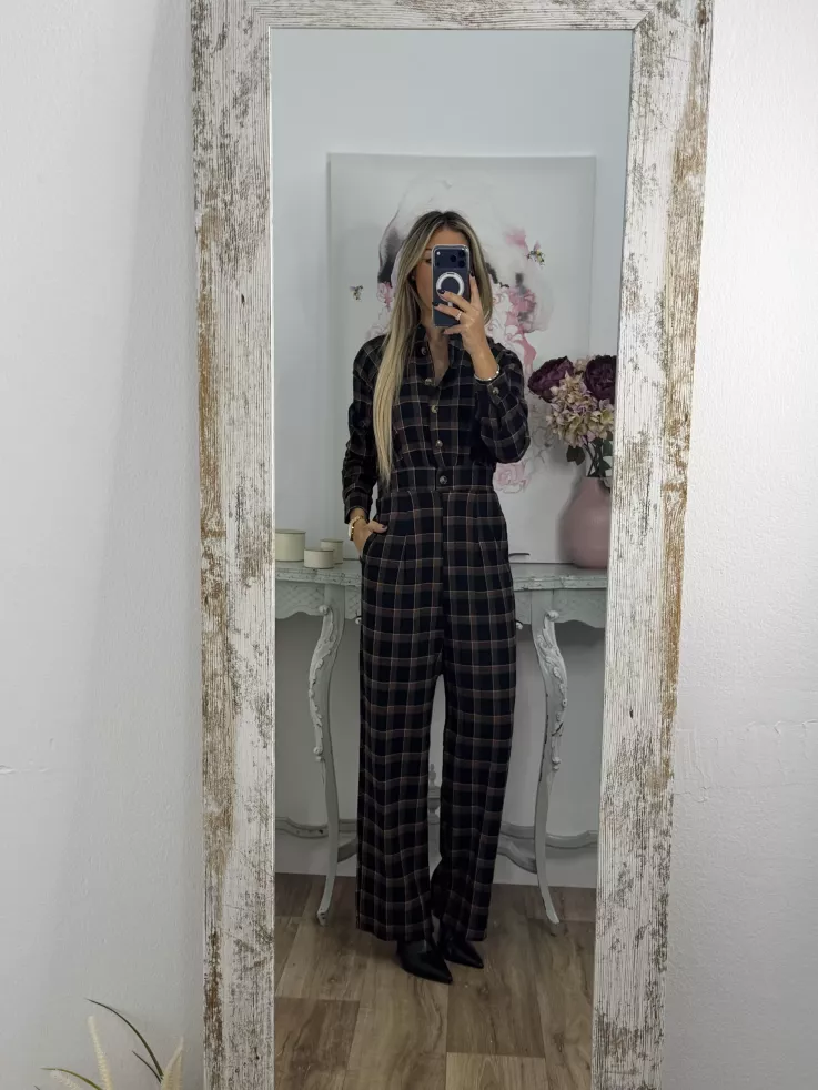 Mono de cuadros negro con línea en teja