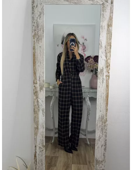 Mono de cuadros negro con línea en teja