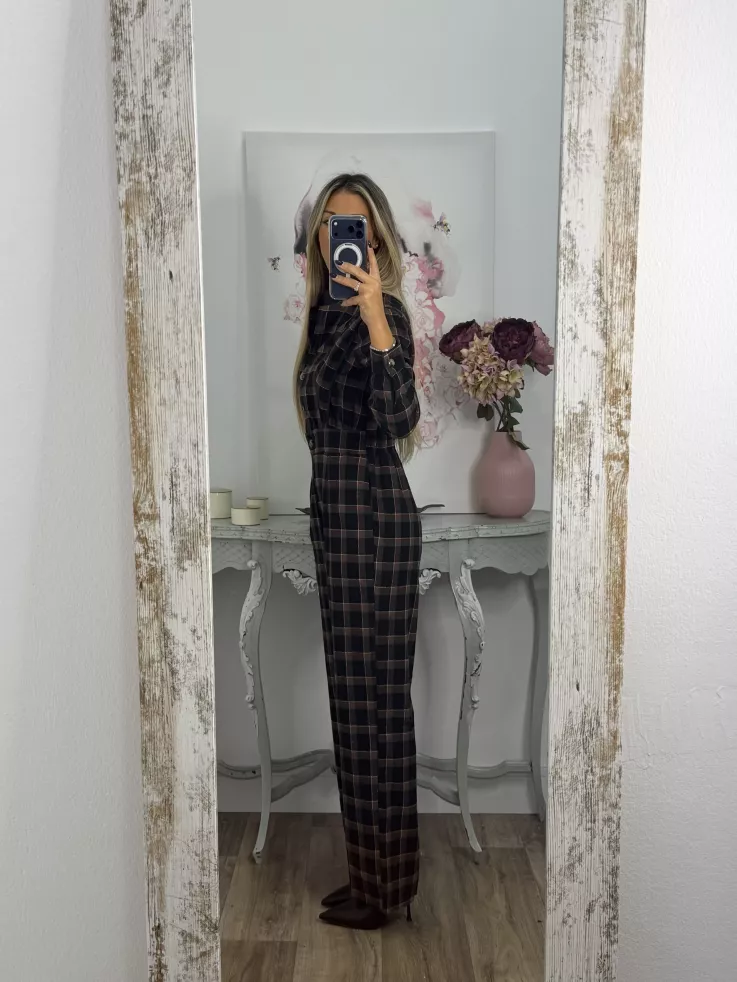 Mono de cuadros negro con línea en teja