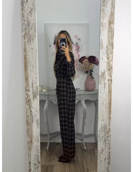 Mono de cuadros negro con línea en teja