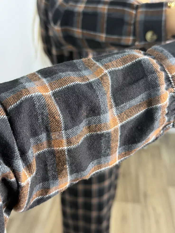 Mono de cuadros negro con línea en teja