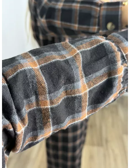 Mono de cuadros negro con línea en teja