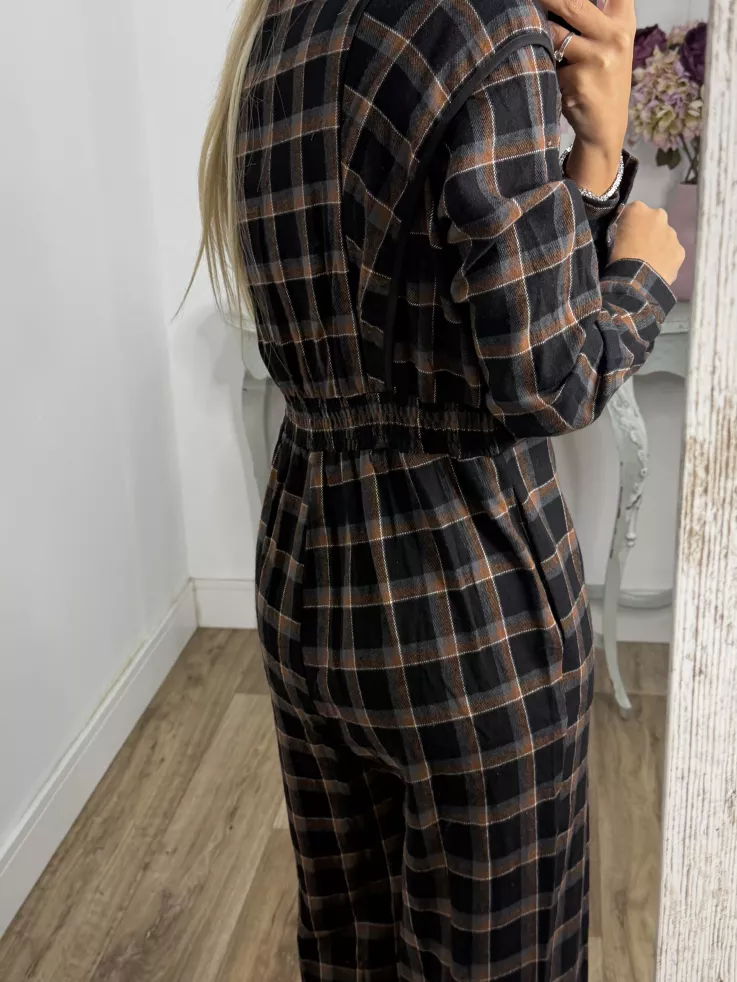 Mono de cuadros negro con línea en teja