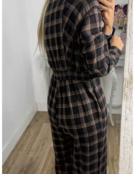 Mono de cuadros negro con línea en teja