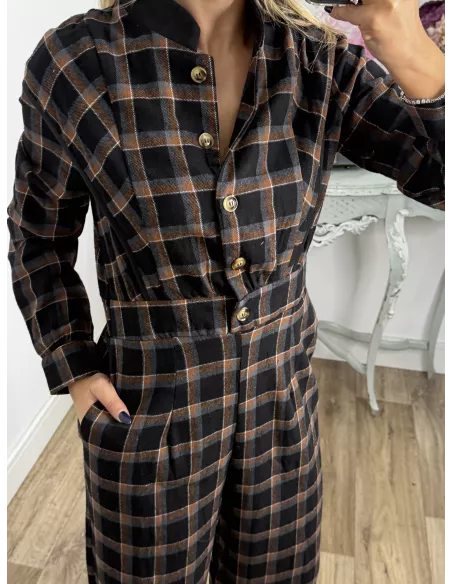 Mono de cuadros negro con línea en teja