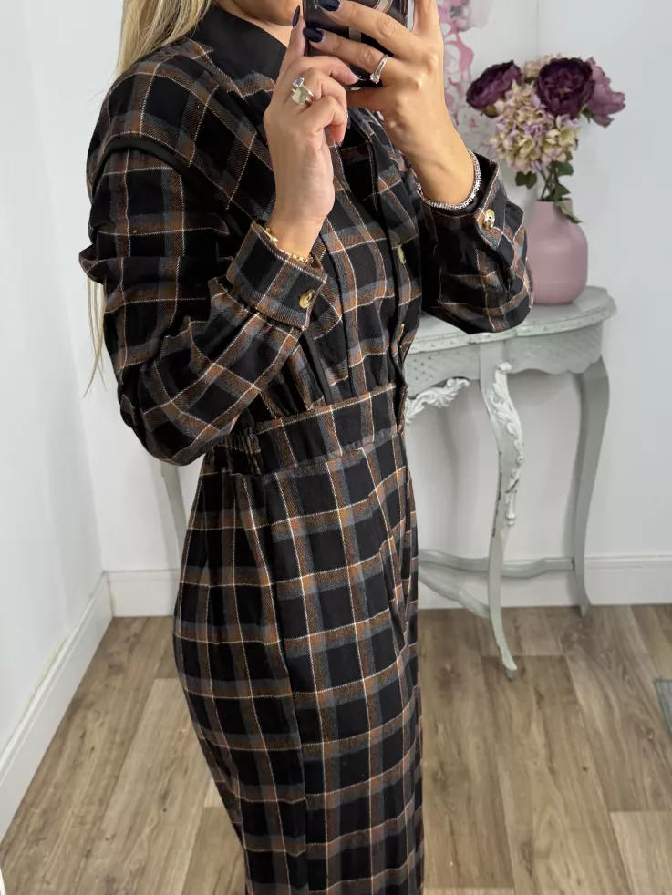 Mono de cuadros negro con línea en teja